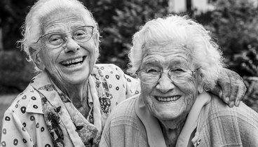 Zwei Damen die älter als 100 Jahre sind zeigt die Fotografie von René Schwerdtel