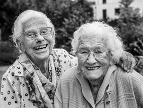 Zwei Damen die älter als 100 Jahre sind zeigt die Fotografie von René Schwerdtel