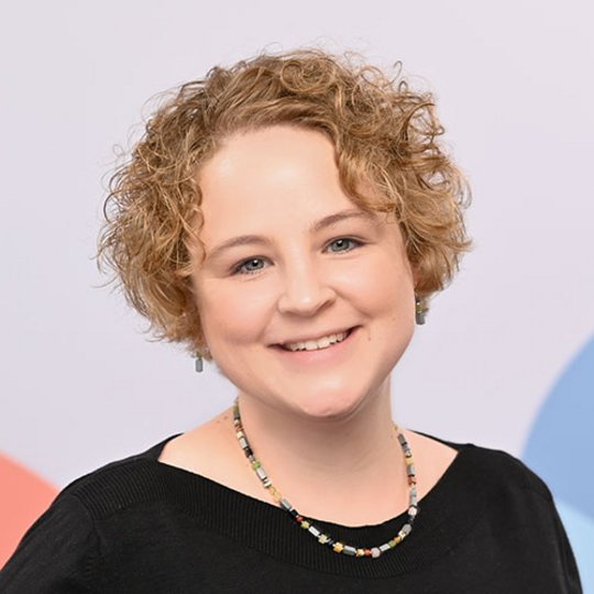 Laura Göldner, Sprachen, Integration