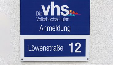 Schild der vhs-Anmeldung, Löwenstraße 12