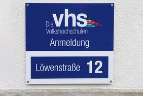 Schild der vhs-Anmeldung, Löwenstraße 12