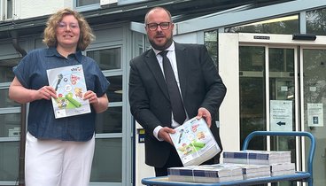 Landrat Sebastian Straubel und vhs-Geschäftsführerin Anna Stößel