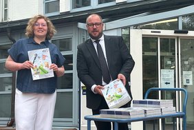 Landrat Sebastian Straubel und vhs-Geschäftsführerin Anna Stößel